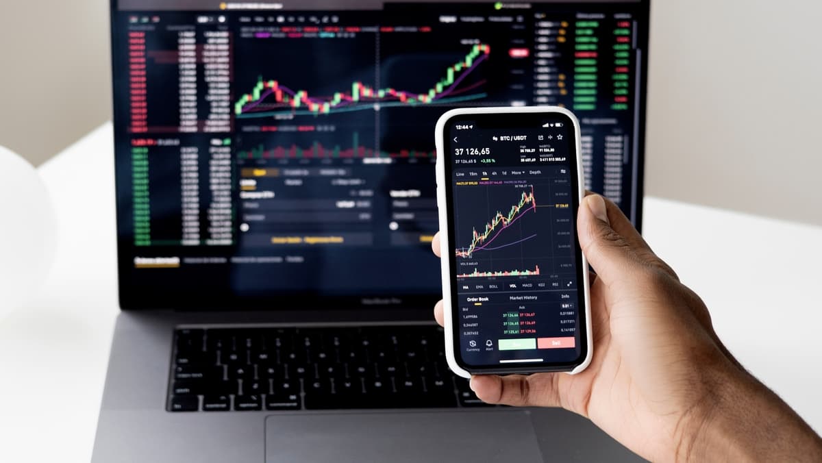 How Geopolitical Tensions Influence Forex Markets